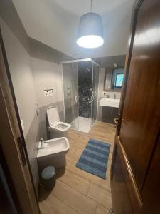 ein Badezimmer mit Toilette, Waschbecken und Dusche in der Unterkunft Appartamento fronte spiaggia in Bari Sardo