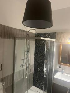 ein Badezimmer mit Dusche und Schwarzlicht in der Unterkunft Appartamento fronte spiaggia in Bari Sardo