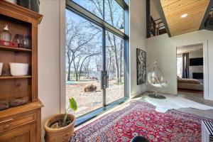 Postel nebo postele na pokoji v ubytování Luxury 316 Acre Barndo Retreat Near Pga Frisco!