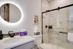Ένα μπάνιο στο 5 Mi to Main St Breck Mtn-View Duplex with Hot Tub +35 φωτογραφίες