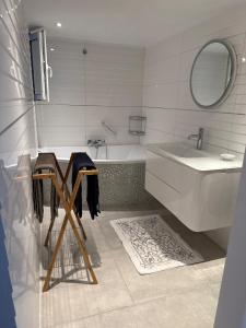 Et badeværelse på Grand appartement Prestige sur la mer + 27 billeder