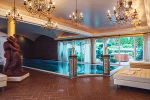 Bazén v ubytování Erla Villa Boutique Hotel nebo v jeho okolí