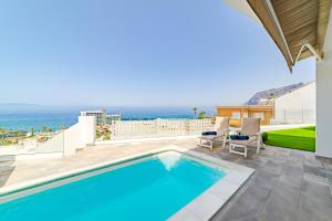 ein Swimmingpool mit Blick auf das Meer in der Unterkunft Fabuloso Bungalow con Vista Panorámica y Piscina Privada. in Acantilado de los Gigantes