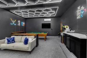 un salon avec une table de billard et un canapé dans l'établissement Modern Dreamland in Old Town, à Scottsdale