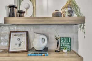 une étagère avec des livres et d'autres articles sur celle-ci dans l'établissement Modern Dreamland in Old Town, à Scottsdale