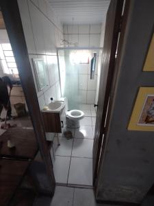 Pântano GrandeにあるCasa da Tati pantano grandeのトイレと洗面台付きのバスルーム