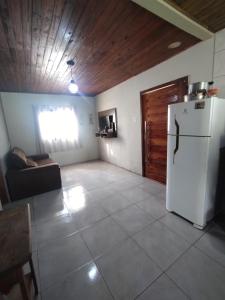 Pântano GrandeにあるCasa da Tati pantano grandeのリビングルーム(冷蔵庫、ソファ付)