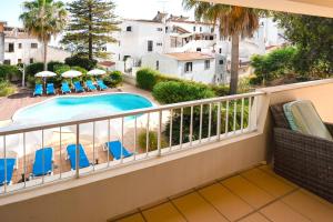 un balcon avec vue sur une piscine dans l'établissement Muthu Clube Praia da Oura, à Albufeira