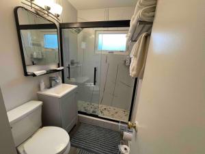 Bilik mandi di Cozy Home near O HARE fast internet +46 gambar