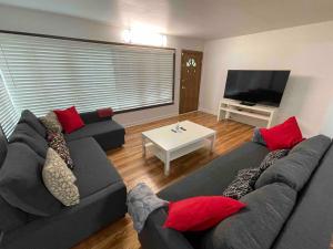 Televisyen dan/atau pusat hiburan di Cozy Home near O HARE fast internet
