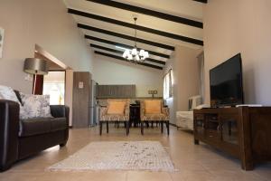 Μια τηλεόραση ή/και κέντρο ψυχαγωγίας στο Goba Lodge & Rest Camp