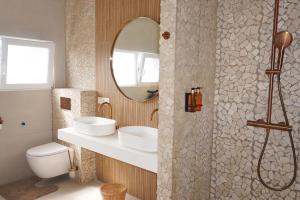 a bathroom with two sinks and a shower at B&B by Delizia met mogelijkheid tot bijhuren van privé wellness in Rumst +17 photos