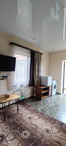 a living room with a table and a microwave at Drakhtik in Jermuk