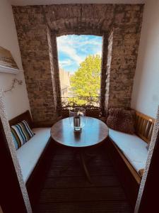 ケルンにあるZentrales Apartment in Köln Deutzの窓のある部屋にあるテーブルと椅子