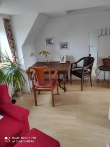 ein Wohnzimmer mit einem Holztisch und Stühlen in der Unterkunft Haus Sonnenschein in Heikendorf