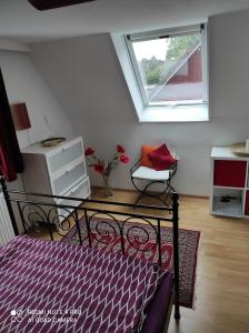 ein Schlafzimmer mit einem Bett und einem Fenster in der Unterkunft Haus Sonnenschein in Heikendorf