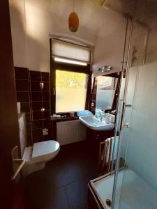 ケルンにあるZentrales Apartment in Köln Deutzのバスルーム(洗面台2台、シャワー付)、窓が備わります。