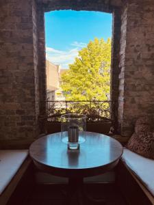 ケルンにあるZentrales Apartment in Köln Deutzの窓付きの部屋(コーヒーテーブル付)