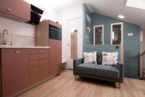 a living room with a couch and a kitchen at Ô Perchoir des rêves au centre Millau in Millau +12 photos