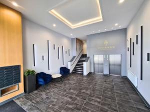 un vestíbulo de oficina con una escalera y una puerta en Luxury Property, Prime Location, Free Parking, en Plymouth