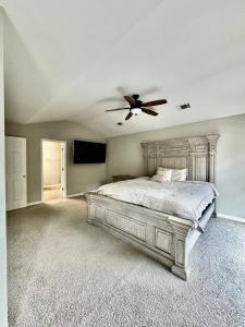a bedroom with a bed and a ceiling fan at Spacious Oasis 15 Minutes from Atlanta Airport in Jonesboro