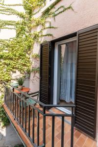 a balcony with black shutters on a house at joli & charmant au centre Millau in Millau +4 photos