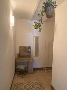 Zimmer mit einem Waschtisch, einem Spiegel und einem Tisch in der Unterkunft La Piazzetta in Cantalupo nel Sannio