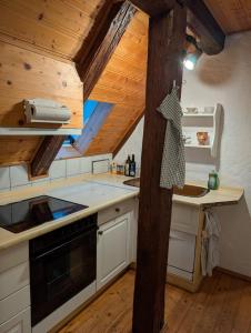 Η κουζίνα ή μικρή κουζίνα στο Charmante Wohnung in Fachwerkhaus am Limes