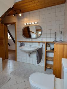 Ένα μπάνιο στο Charmante Wohnung in Fachwerkhaus am Limes