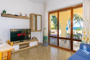 TV a/nebo společenská místnost v ubytování Caminia - La baia incantata