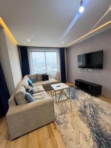 ein Wohnzimmer mit Couch und Flachbildfernseher in der Unterkunft Elite Residence in Nairobi