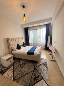 ein Schlafzimmer mit großem Bett und Fenster in der Unterkunft Elite Residence in Nairobi