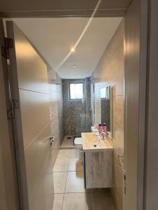 ein Badezimmer mit Waschbecken und Toilette in der Unterkunft Elite Residence in Nairobi