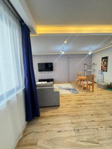 ein Wohnzimmer mit Couch und Tisch in der Unterkunft Elite Residence in Nairobi + 22 Fotos