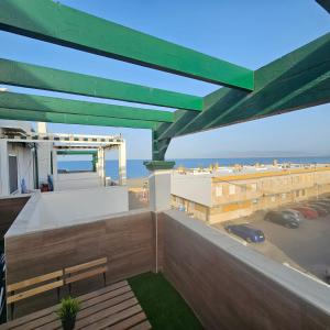 エル・カボ・デ・ガタにあるPenthouse sunset Cabo de Gata playaのビーチの景色を望むバルコニー(ベンチ付)