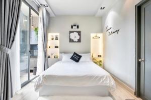 Seawa Hideaway في مدينة هوشي منه: غرفة نوم صغيرة مع سرير أبيض ونافذة