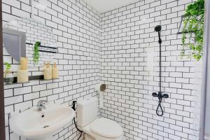 Seawa Hideaway في مدينة هوشي منه: حمام أبيض مع مرحاض ومغسلة +44 صورة