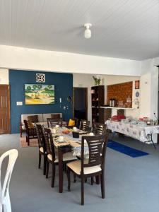een eetkamer met een tafel en stoelen bij Casa Cochilo na Rede in Beberibe