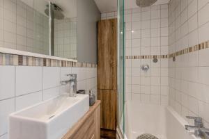 a bathroom with a sink and a bath tub at Autumn Barn Annexe in Smarden +13 photos