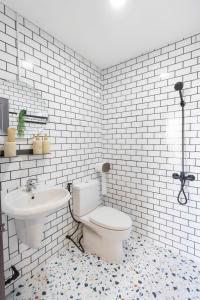 Seawa Hideaway في مدينة هوشي منه: حمام أبيض مع مرحاض ومغسلة