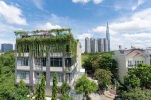 Seawa Hideaway في مدينة هوشي منه: مبنى فيه اللبي ينمو من جانبه