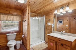 Bilik mandi di The Big View by American Patriot Getaways +35 gambar