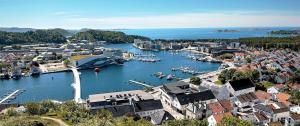 una vista aerea di una città con barche in un porto di Koselig leilighet i Mandal a Mandal
