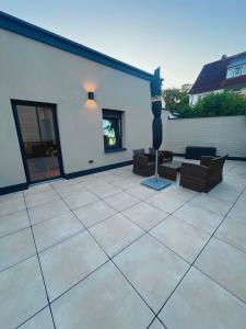a patio with couches and a umbrella on a building at Ferienwohnung mit Dachterrasse in Selb
