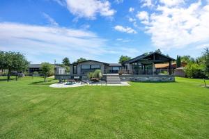 Zahrada ubytování Waterfront at PK - Sleeps 12!