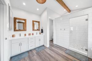 Koupelna v ubytování Waterfront at PK - Sleeps 12! + 46 fotografií