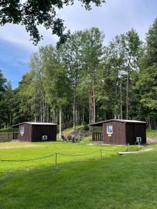SaunagsにあるLĪVRĀNDA, Camping, Saunags ,Kolkaの木立の小さな建物2棟