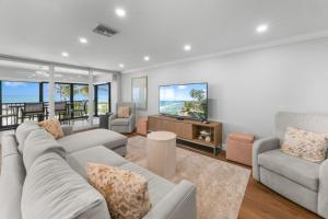 Χώρος καθιστικού στο Kings Crown 117 condo