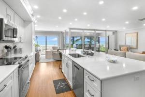 Η κουζίνα ή μικρή κουζίνα στο Kings Crown 117 condo +18 φωτογραφίες