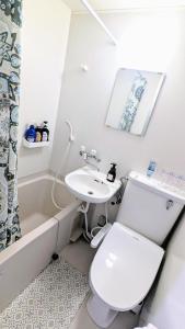 東京にあるMIYAVI#101 3min walk from Narimasu Station, up to 6 people, spacious popular character room, Tokyo's largest Don Quijoteのトイレ、洗面台、浴槽を備えたバスルーム +25枚の写真